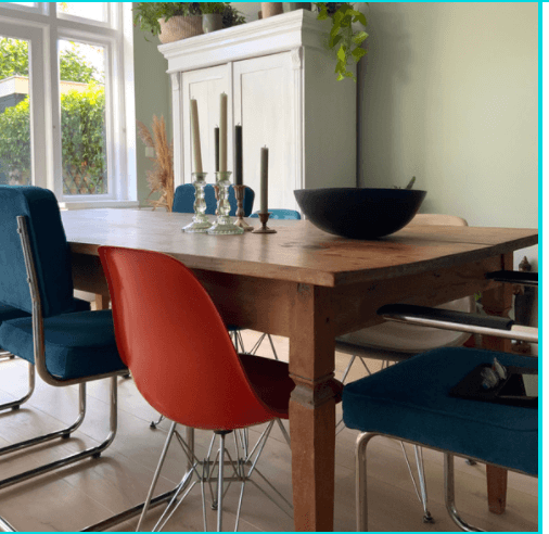 tafel met stoelen rood blauw