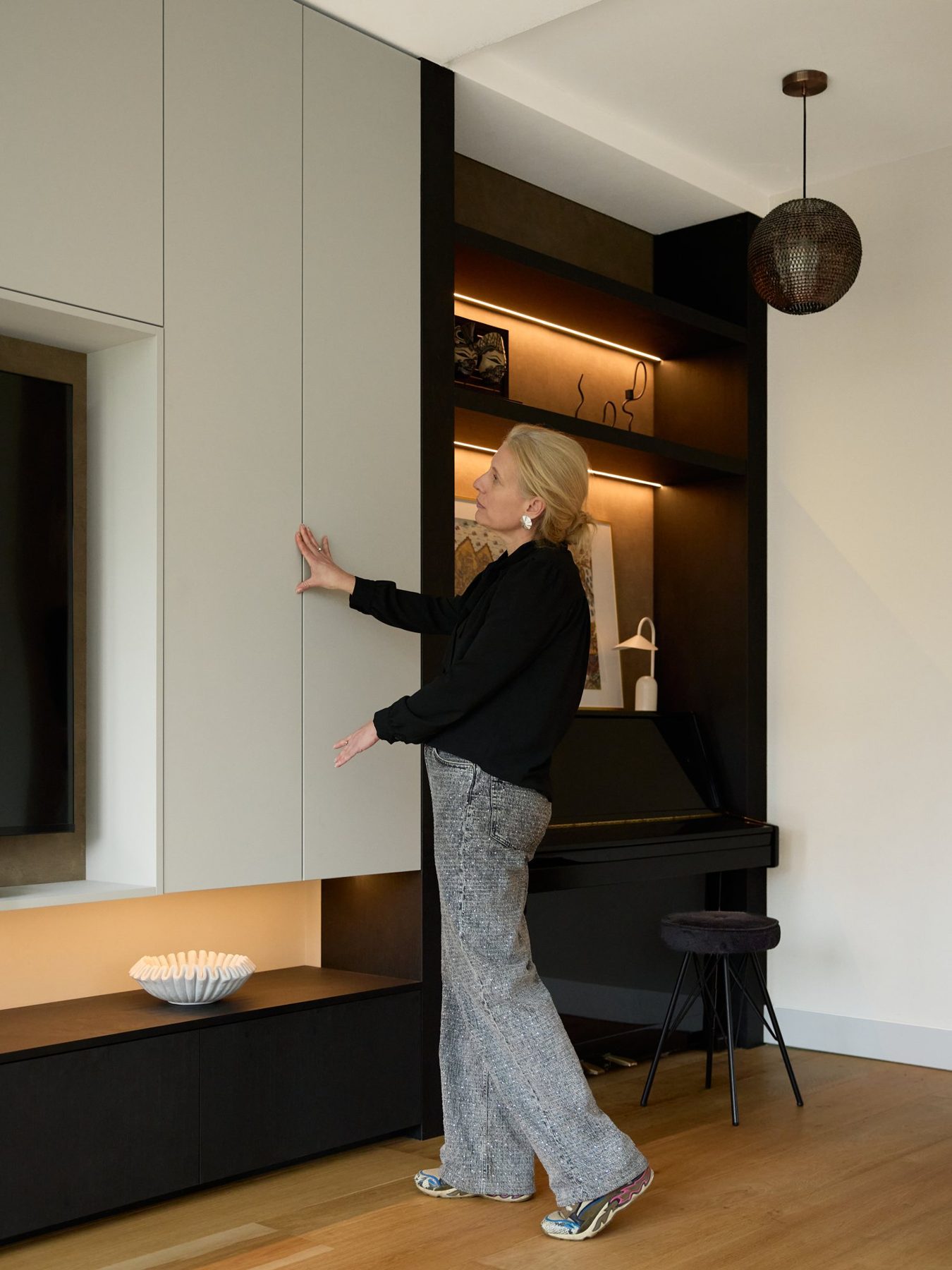 Arinda van der Meer, interieurontwerper Studio A, bij een maatwerk cine-wall