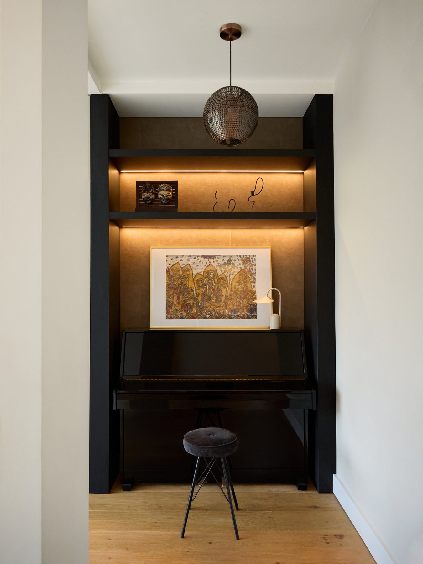 Pianonis met verlichte planken en hanglamp – woonkamer Leidschendam, Studio A