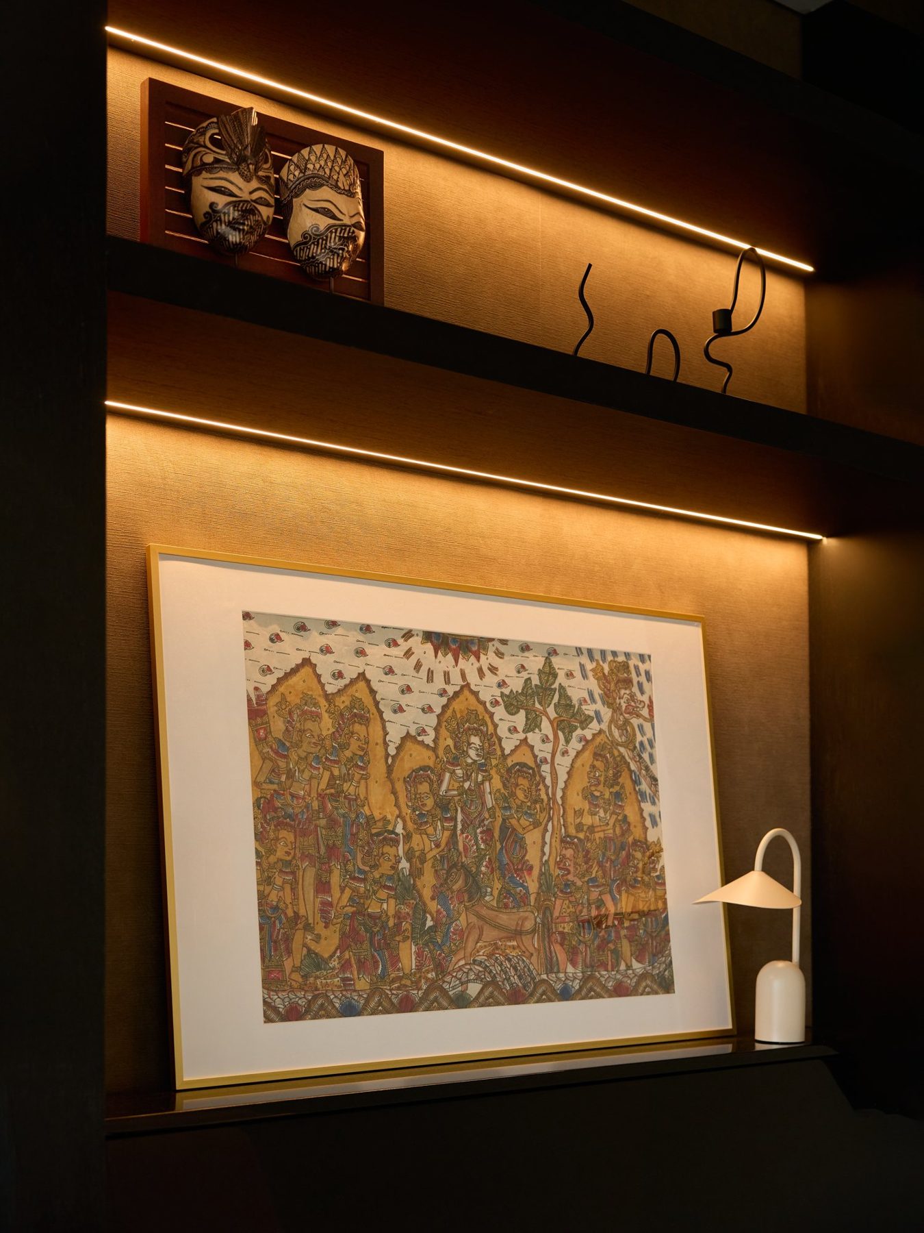 Verlichte planken met kunst in donkere maatwerknis – Leidschendam, Studio A