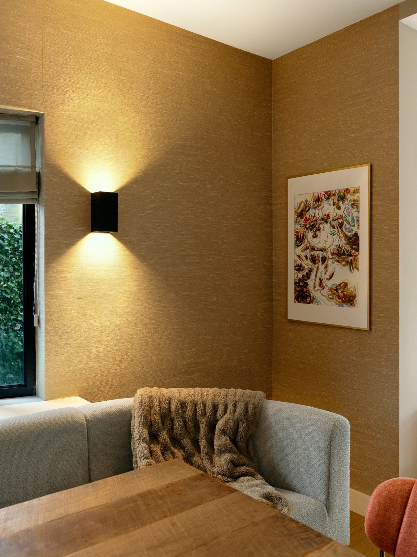 Zithoek met behang van Casamance en wandlamp – woonkamer Leidschendam, Studio A