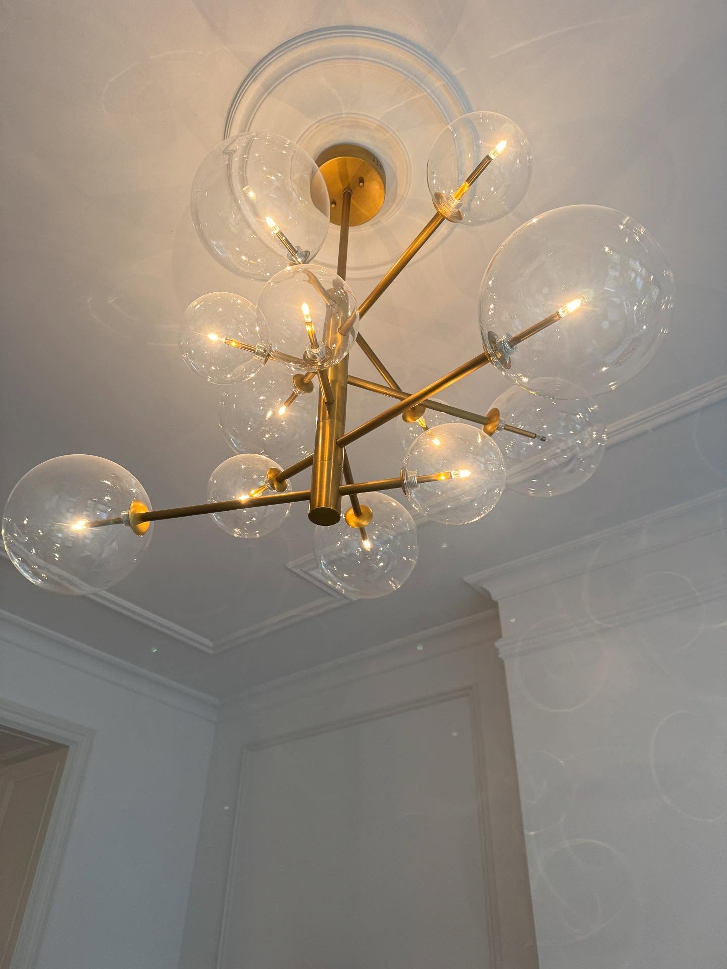 Wandverlichting en sierlijsten in herenhuis Statenkwartier, Den Haag