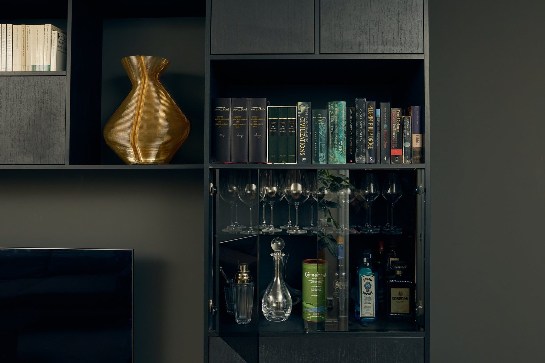 Maatwerkkast met verlichte bar achter glas – klassiek huis Rijswijk, Studio A