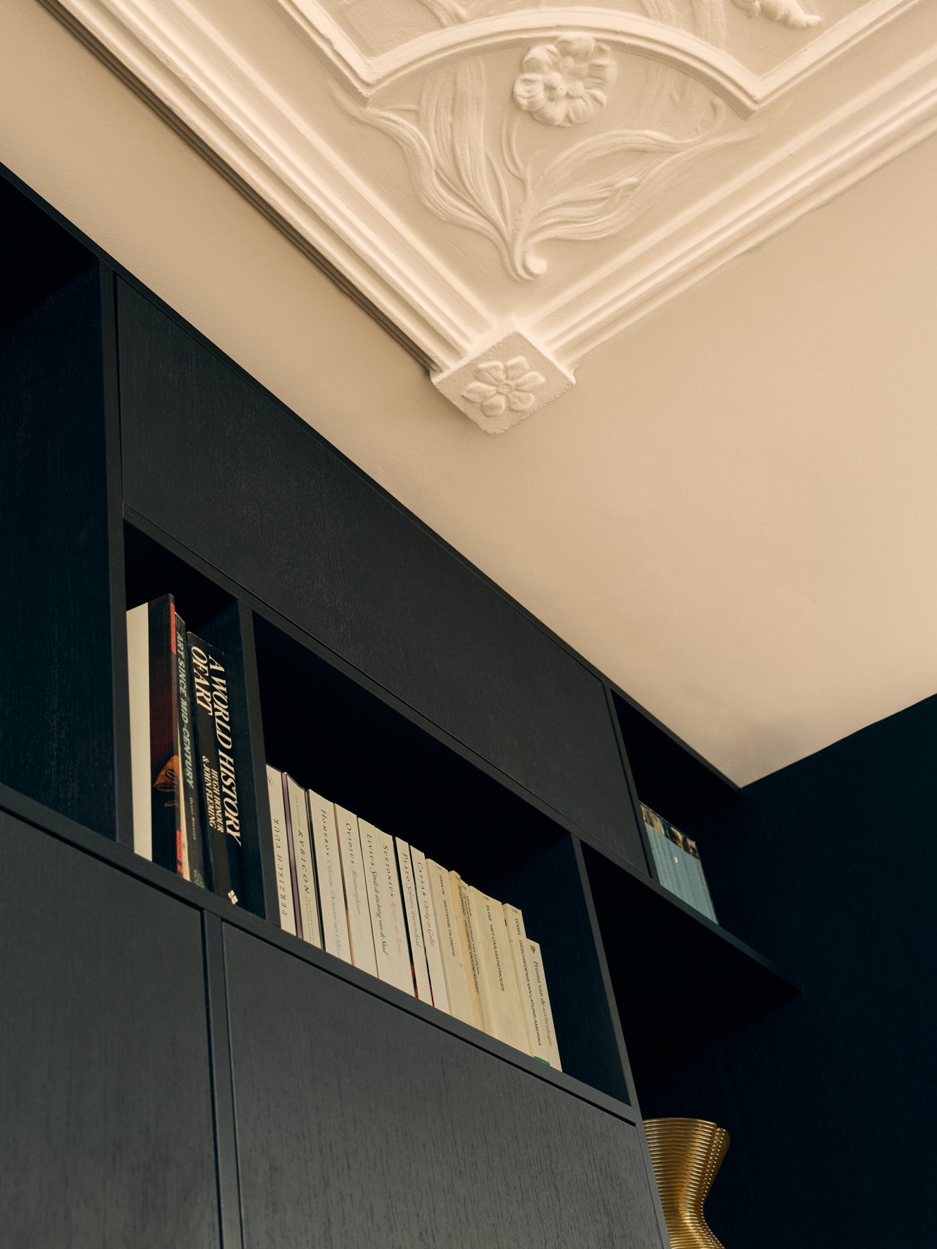 Detail maatwerkkast tegen het stucplafond – klassiek huis Rijswijk, Studio A