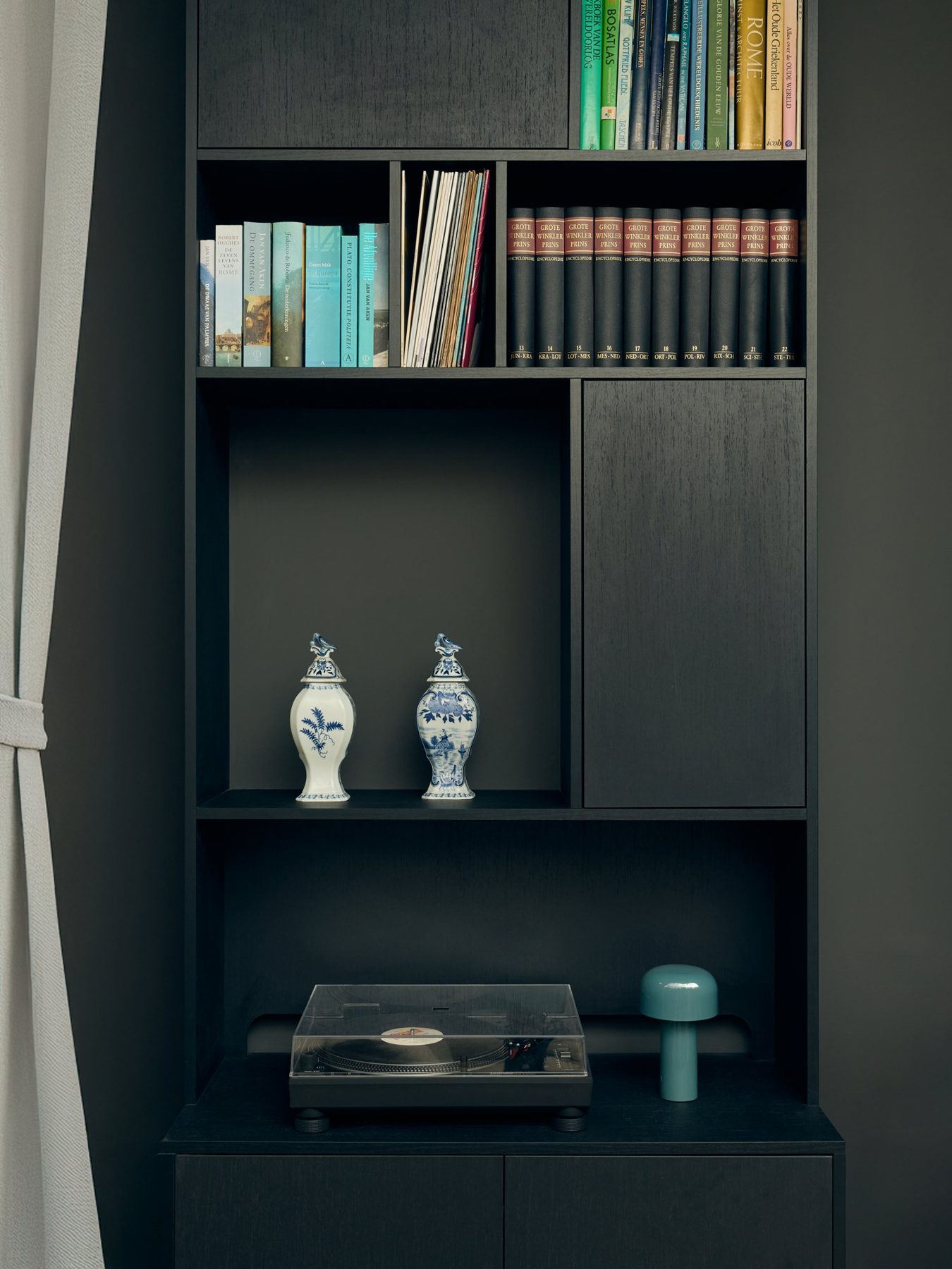 Open vakken met Delfts blauw en platenspeler – klassiek huis Rijswijk, Studio A