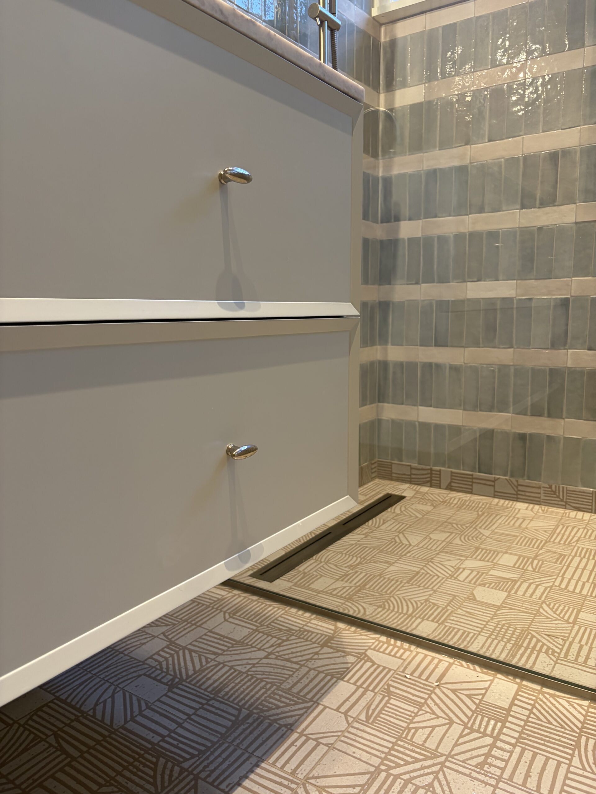 Mutina vloertegel met doorlopende plint in de douche van de master badkamer